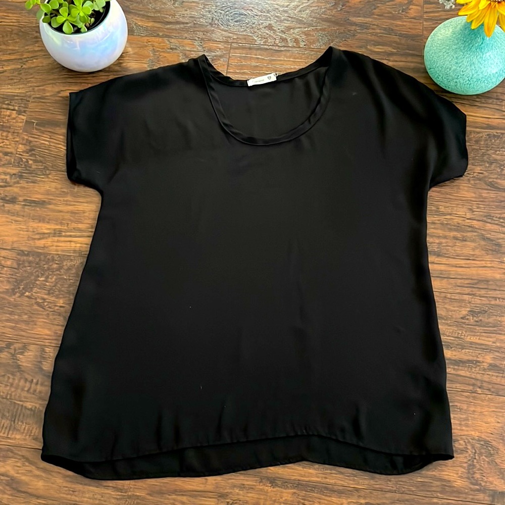Black flowy top 🖤 size small